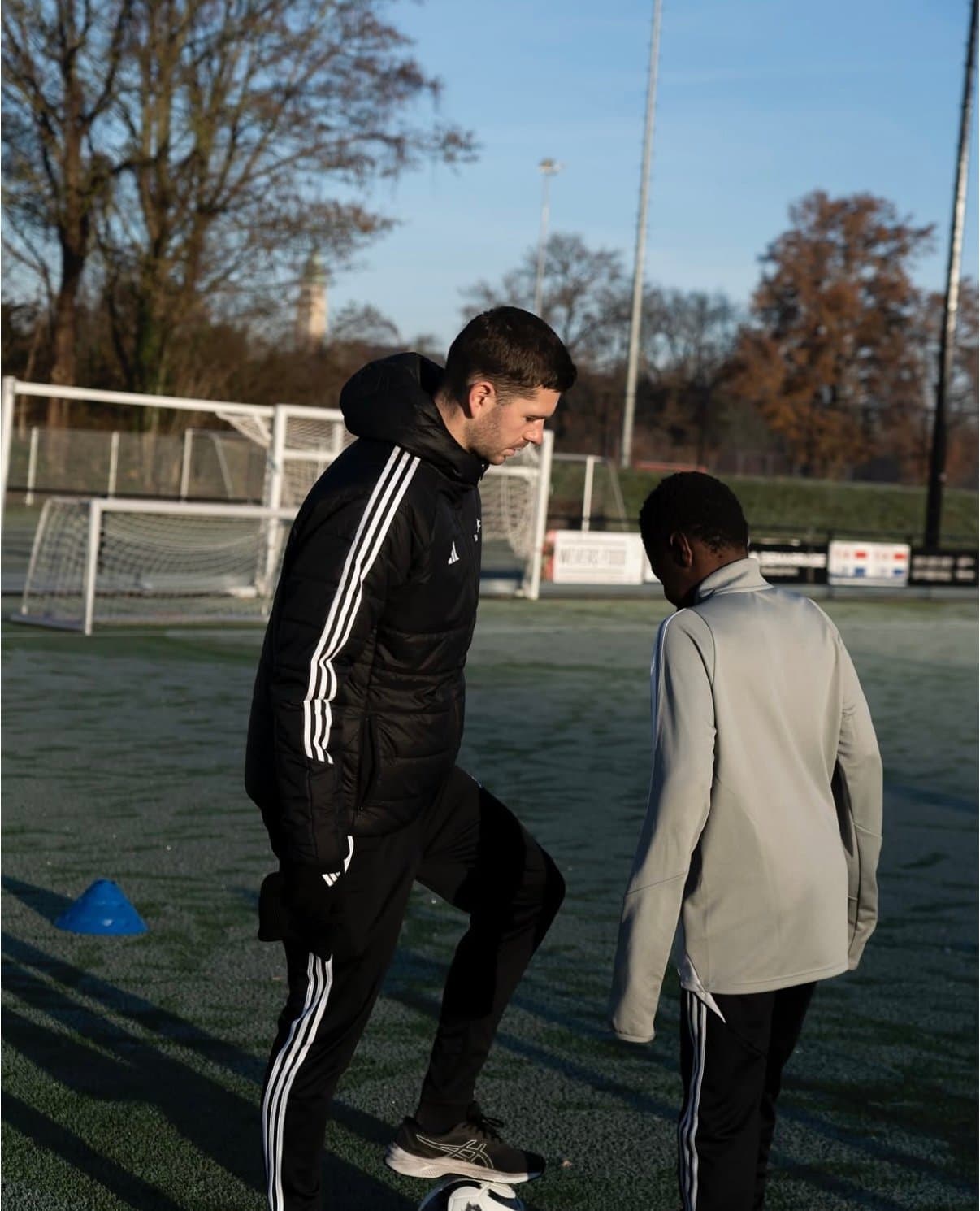 Speler werkt aan balcontrole onder begeleiding van een trainer