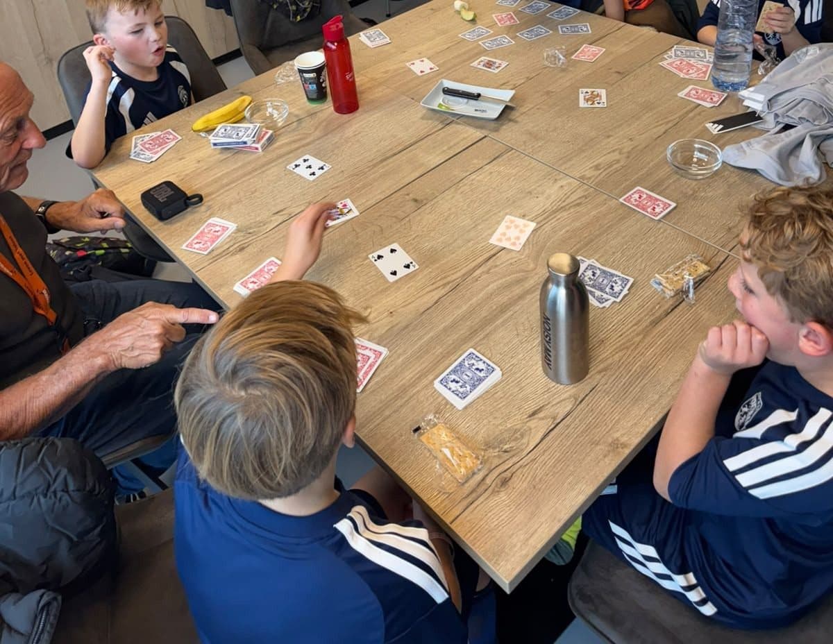 Kaarten aan tafel in het clubhuis na het trainen