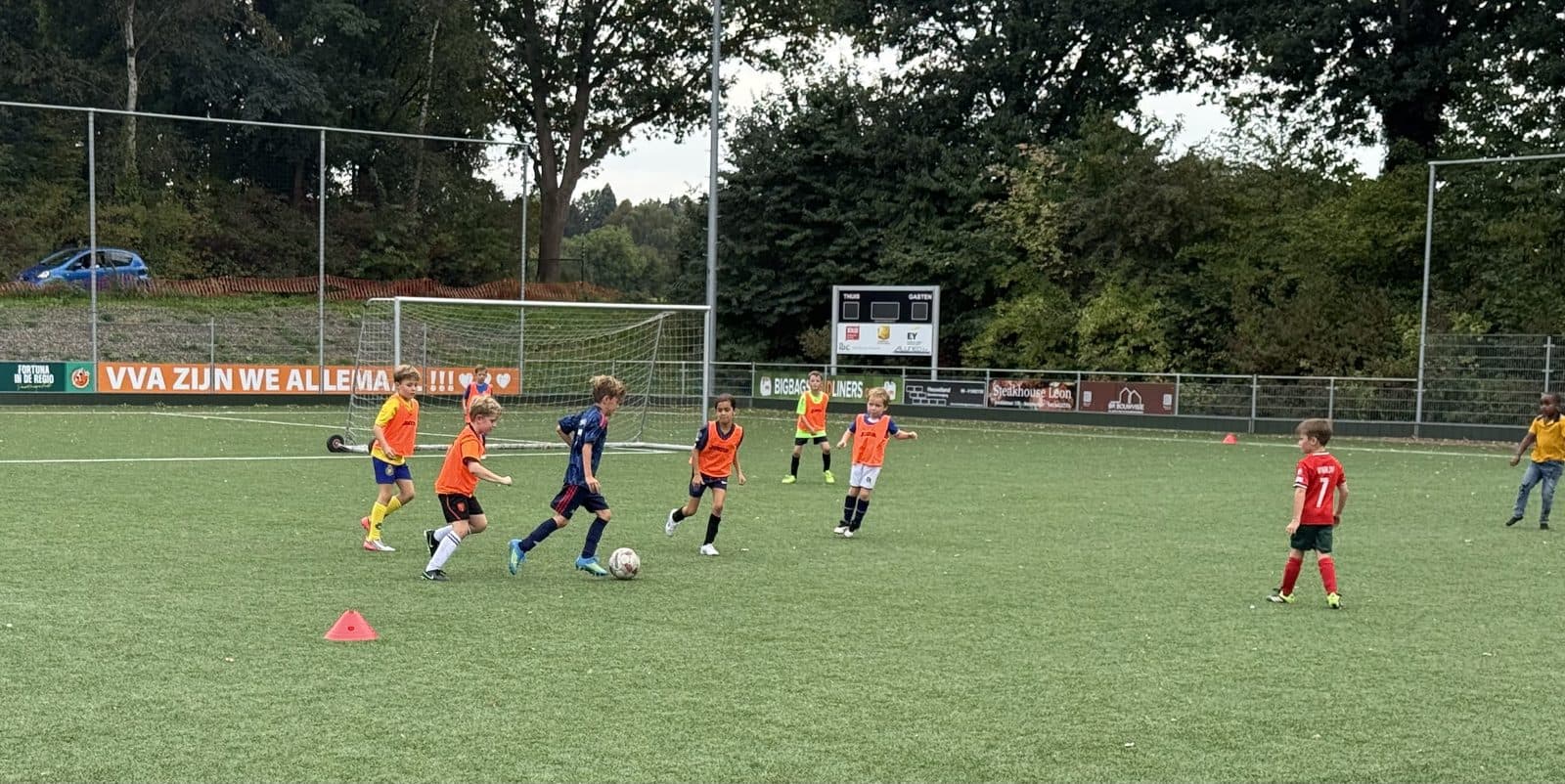 Kinderen in een partijtje tijdens de demotraining